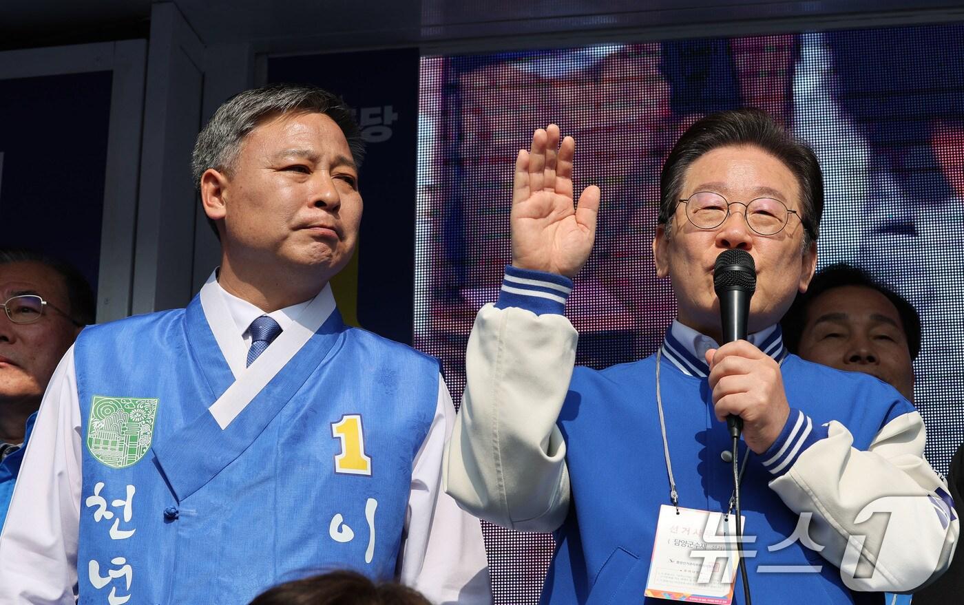 4·2 전남 담양군수 재선거를 앞둔 22일 오전 전남군 담양읍 중앙공원에서 더불어민주당 이재명 대표가 이재종 후보의 유세를 지원하고 있다. 2025.3.22/뉴스1 ⓒ News1 박지현 기자