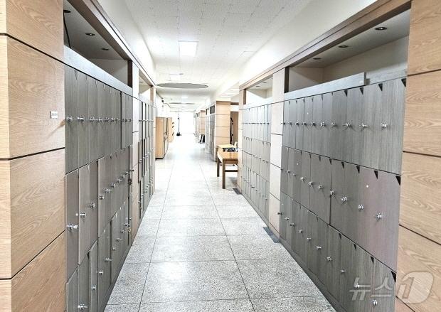 본문 이미지 - 텅 빈 전북대학교 의대 복도./뉴스1 신준수 기자