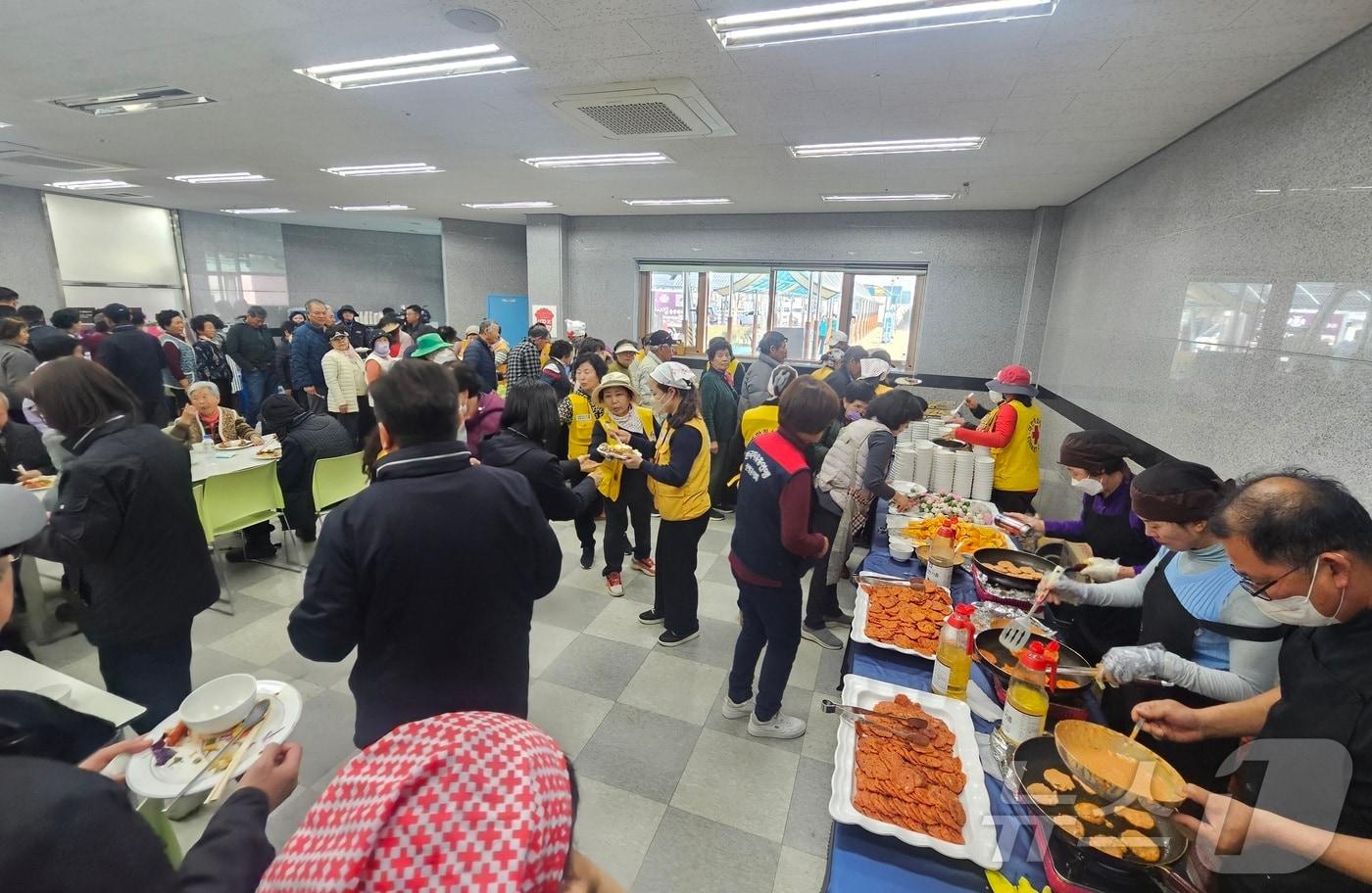 경남 산청 산불로 대피한 이재민들이 22일 한국선비문화연구원 식당에서 점심 식사를 하고 있다. 2025.3.22. /뉴스1  ⓒ News1 한송학 기자