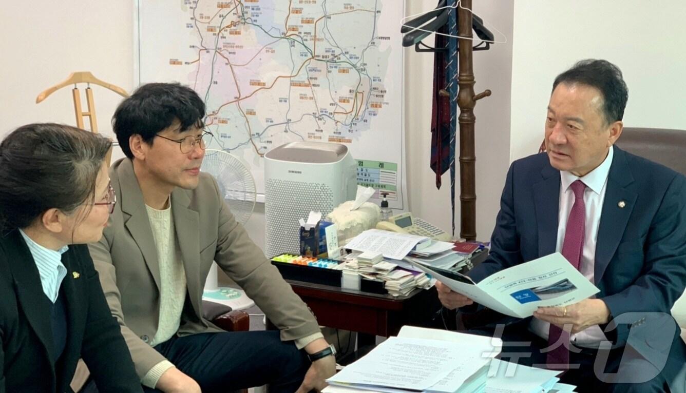 본문 이미지 - 엄태영 국회의원(오른쪽·충북 제천·단양)과 방병철 단양군 정무보좌관 등 군 간부공무원.(단양군 제공. 재판매 및 DB금지)/뉴스1   