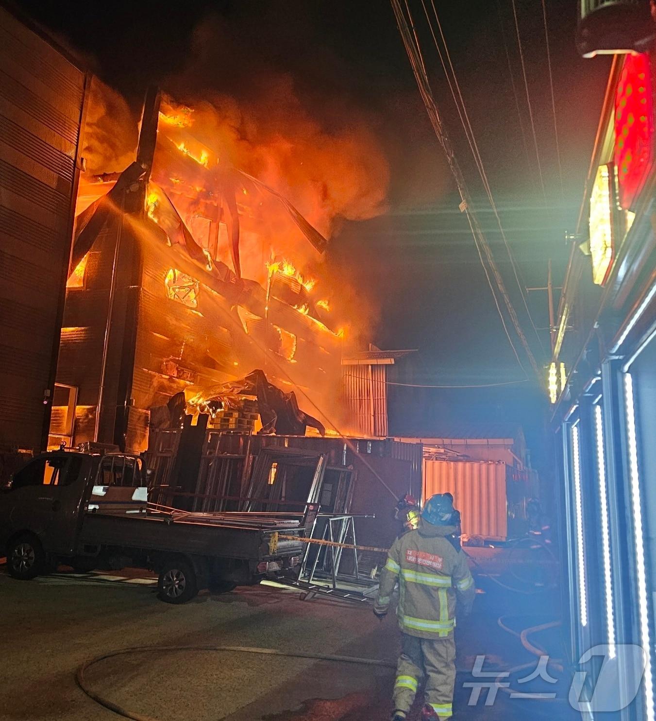본문 이미지 - 21일 오후 10시 1분쯤 대구 서구 중리동 한 자동차부품 공장에서 원인을 알 수 없는 불이 났다. (대구소방안전본부 제공. 재판매 및 DB 금지)/뉴스1