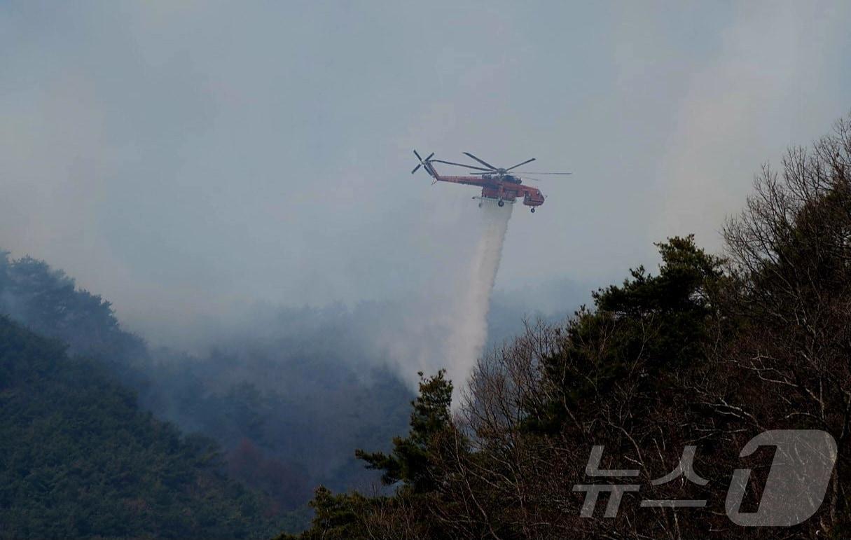본문 이미지 - 22일 오후 산림청 항공본부 산림항공본부 산불진화 헬기가 경남 산청군 시천면에서 발생한 산불 진화에 나서고 있다. (산림청 제공. 재판매 및 DB 금지) 2025.3.22/뉴스1 