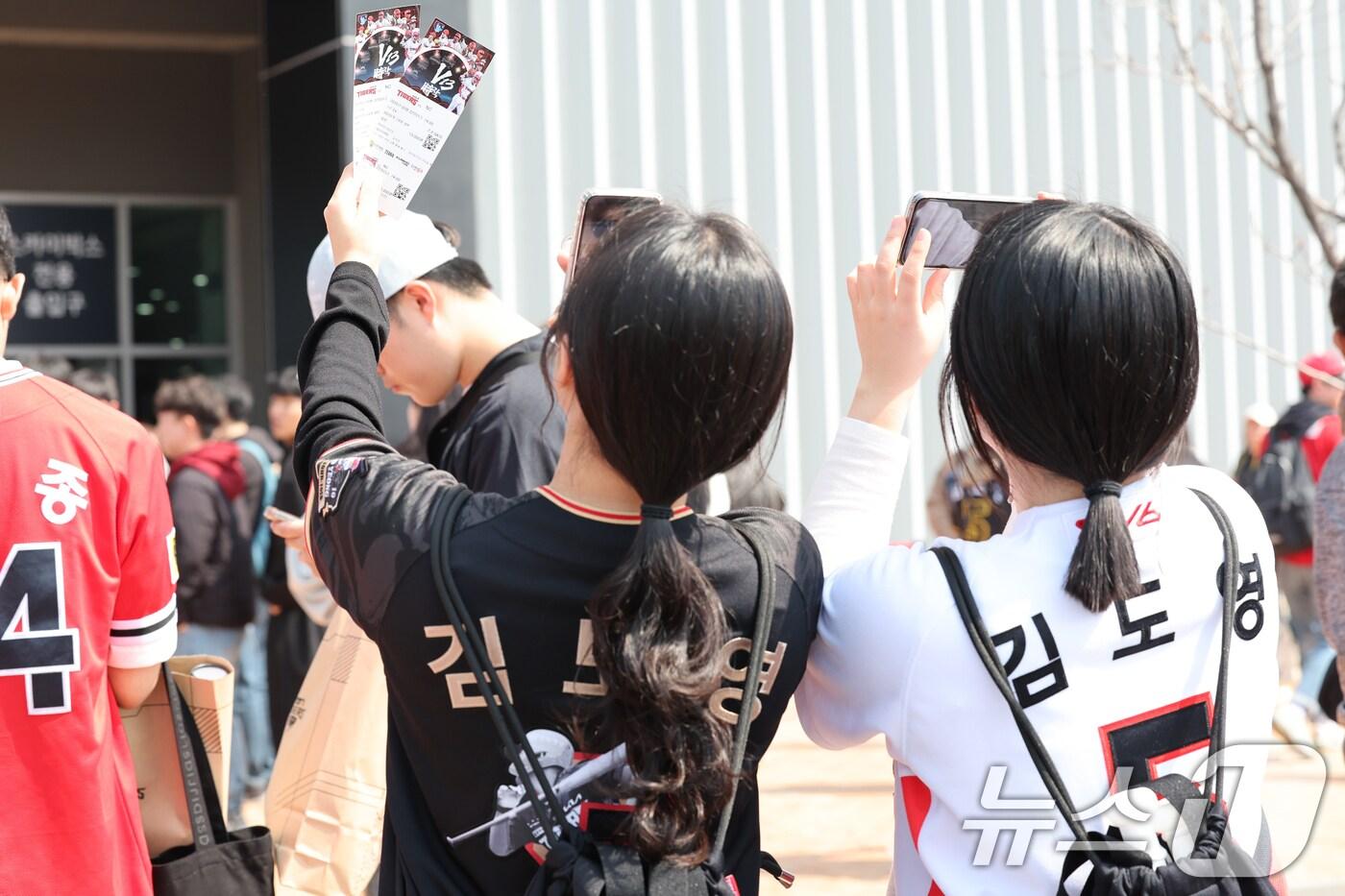 본문 이미지 - 2025 신한 쏠 뱅크 KBO 리그 개막일인 22일 광주 기아챔피언스필드에서 야구팬들이 기념사진을 찍고 있다. 2025.3.22/뉴스1 ⓒ News1 이승현 기자