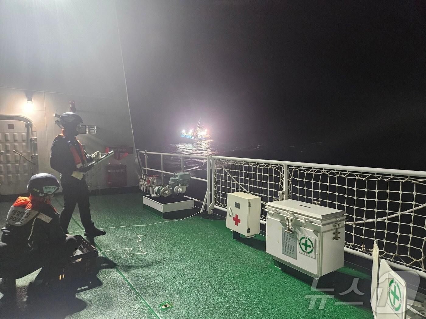 본문 이미지 - 기관고장 선박 예인구조 작업 모습.(동해해경 제공. 재판매 및 DB금지)/뉴스1