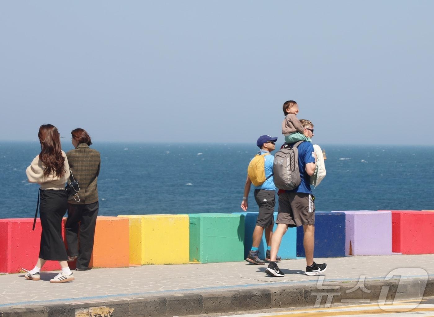 본문 이미지 - 22일 오후 제주시 도두해안도로에서 관광객들이 산책을 하고 있다. 이날 제주의 낮 기온은 20도를 웃돌며 완연한 봄 날씨를 보였다.2025.3.22/뉴스1 ⓒ News1 홍수영 기자