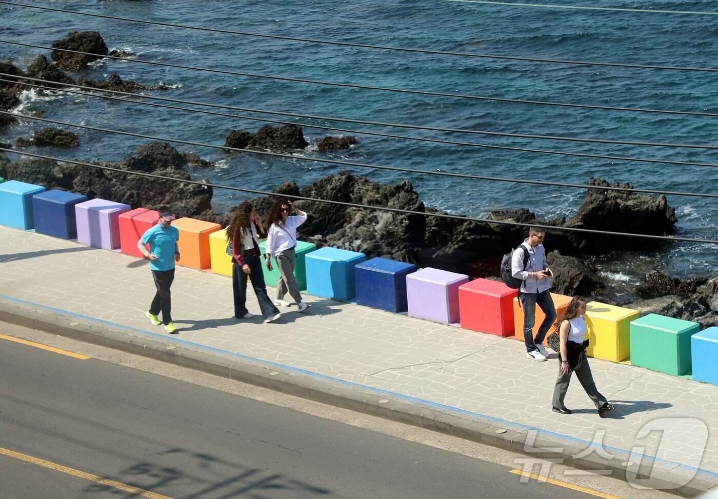 본문 이미지 - 22일 오후 제주시 도두해안도로에서 관광객들이 산책을 하고 있다. 이날 제주의 낮 기온은 20도를 웃돌며 완연한 봄 날씨를 보였다.2025.3.22/뉴스1 ⓒ News1 홍수영 기자