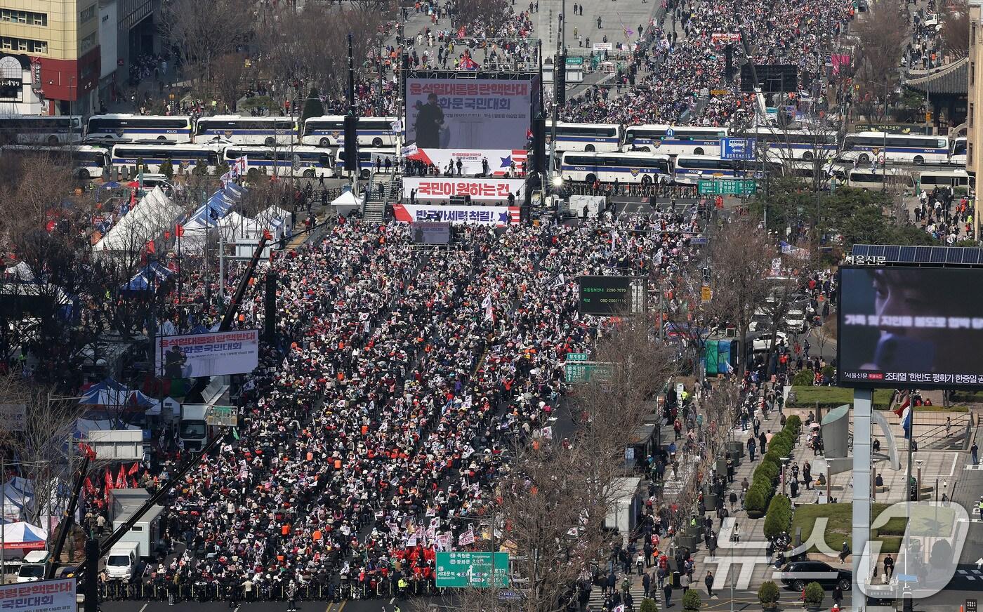 본문 이미지 - 22일 서울 세종대로 사거리와 태평로 일대에서 열린 윤석열 대통령 탄핵반대집회에서 참석자들이 구호를 외치고 있다. 2025.3.22/뉴스1 ⓒ News1 박세연 기자