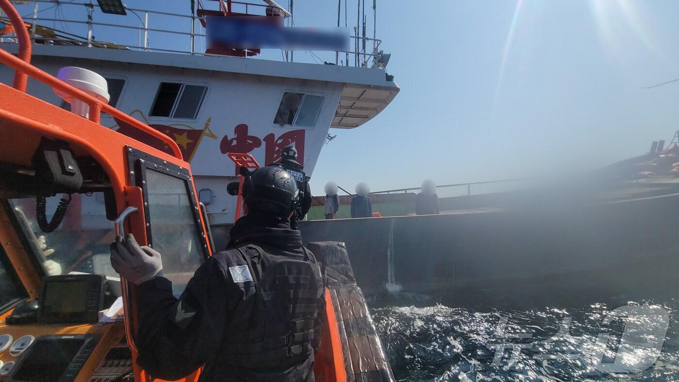 목포해경이 검문검색을 위해 중국어선에 등선하고 있는 모습.(목포해양경찰서 제공. 재판매 및 DB금지) 2025.3.22/뉴스1