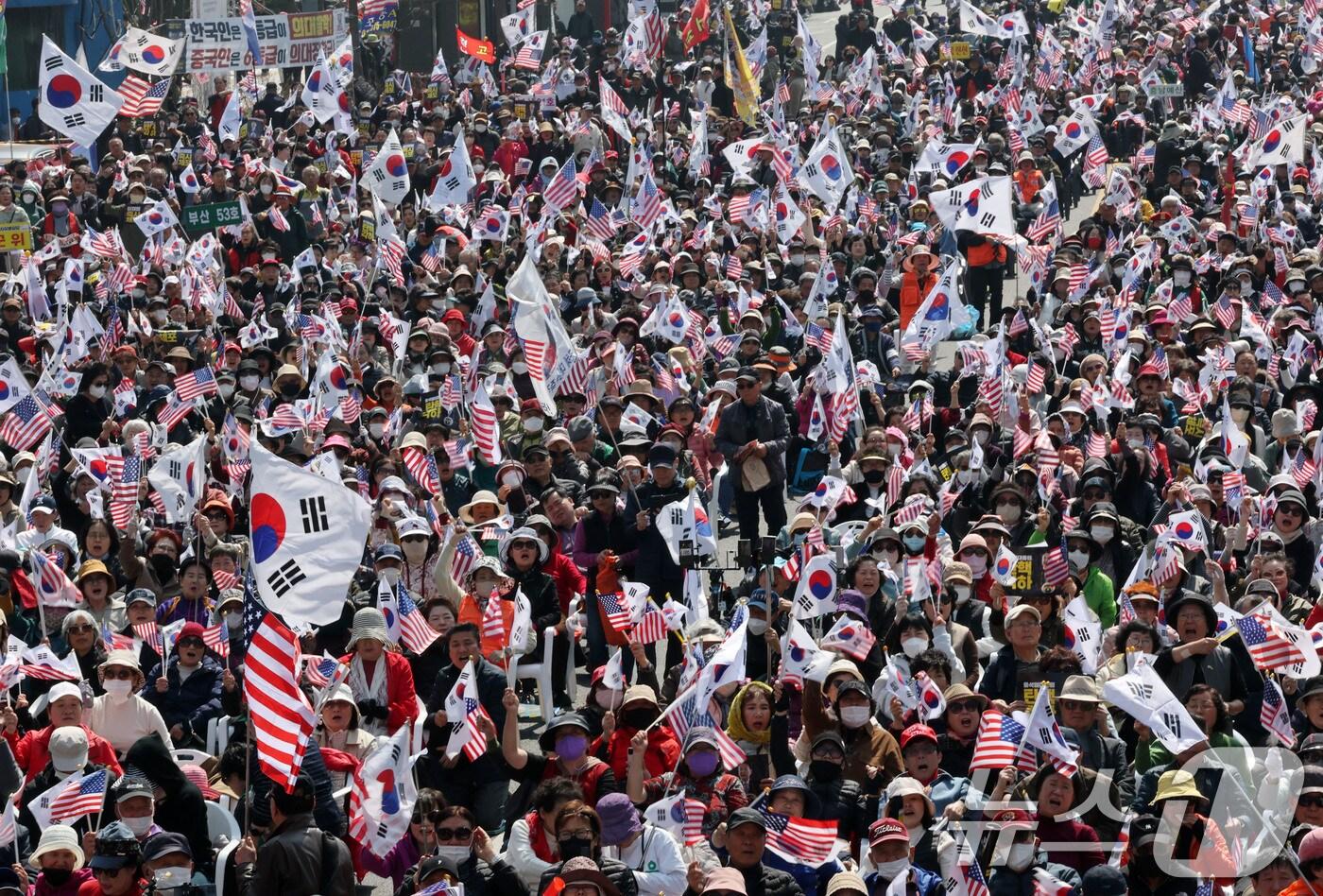본문 이미지 - 22일 서울 세종대로 사거리와 태평로 일대에서 열린 윤석열 대통령 탄핵반대집회에서 참석자들이 구호를 외치고 있다. 2025.3.22/뉴스1 ⓒ News1 박세연 기자