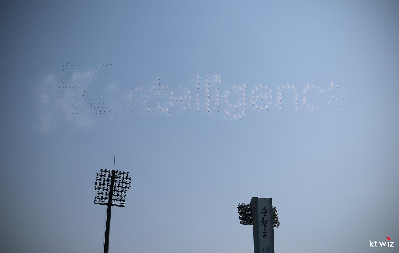 본문 이미지 - KT 위즈가 22일 열린 홈 개막전에서 드론 350대를 활용한 비행 퍼포먼스를 선보였다. (KT 제공)