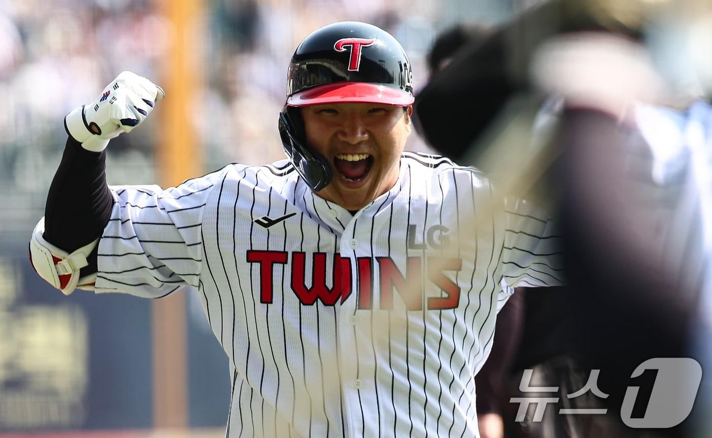 본문 이미지 - 22일 서울 송파구 잠실야구장에서 열린 '2025 신한 SOL 뱅크 KBO리그' 개막전 롯데 자이언츠와 LG 트윈스의 경기, 1회말 1사 2루 상황에서 LG 문보경이 투런 홈런을 치고 기뻐하고 있다. 2025.3.22/뉴스1 ⓒ News1 김도우 기자
