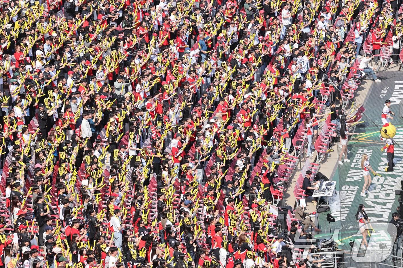 22일 광주 기아챔피언스필드에서 열린 '2025 신한 SOL 뱅크 KBO리그' 개막전 KIA타이거즈와 NC다이노스 경기에서 팬들이 힘차게 응원하고 있다. 2025.3.22/뉴스1 ⓒ News1 김태성 기자