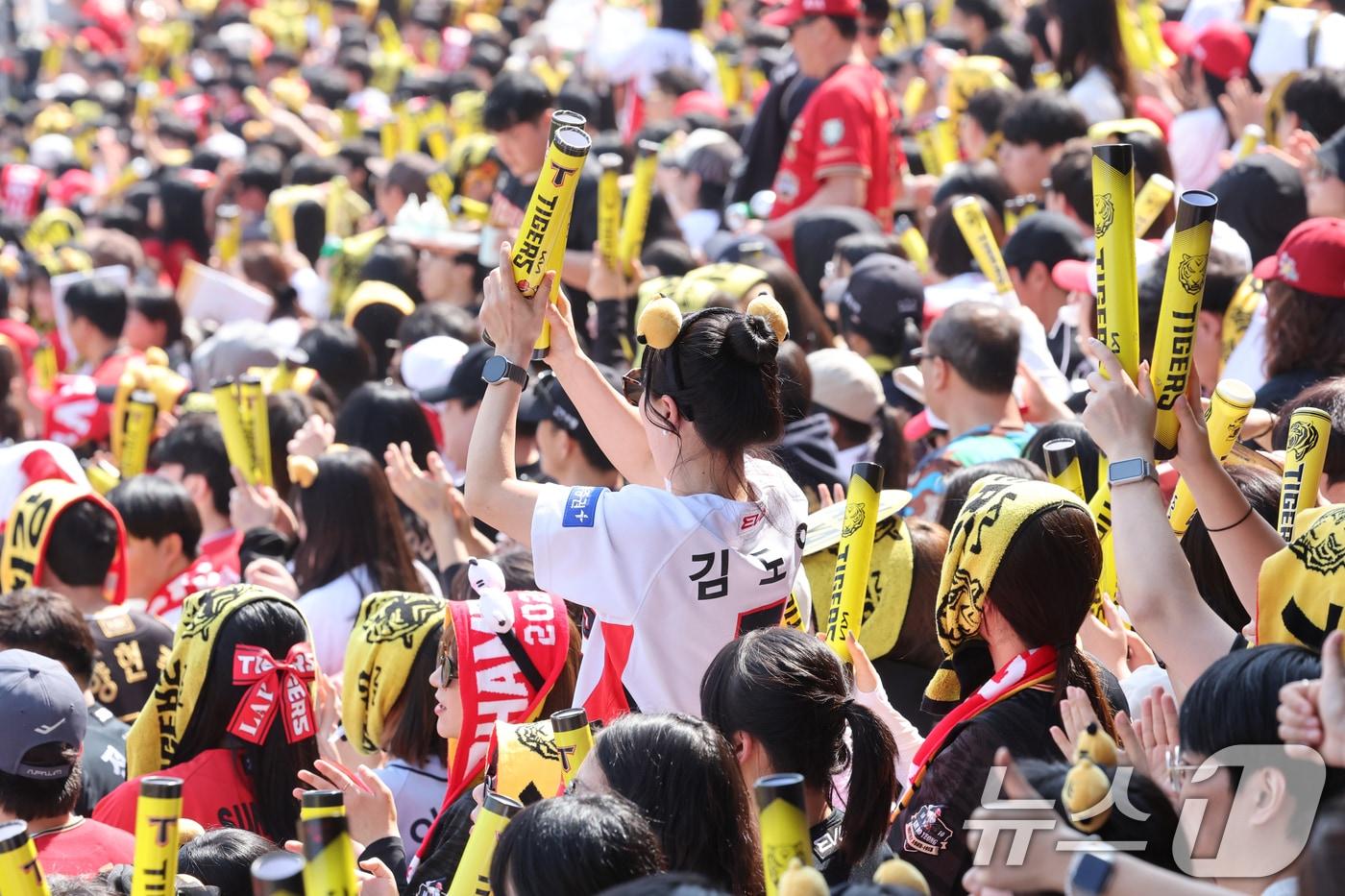 지난 3월22일 광주 기아챔피언스필드에서 열린 '2025 신한 SOL 뱅크 KBO리그' 개막전 KIA타이거즈와 NC다이노스 경기에서 팬들이 힘차게 응원하고 있다. 2025.3.22/뉴스1 ⓒ News1 김태성 기자