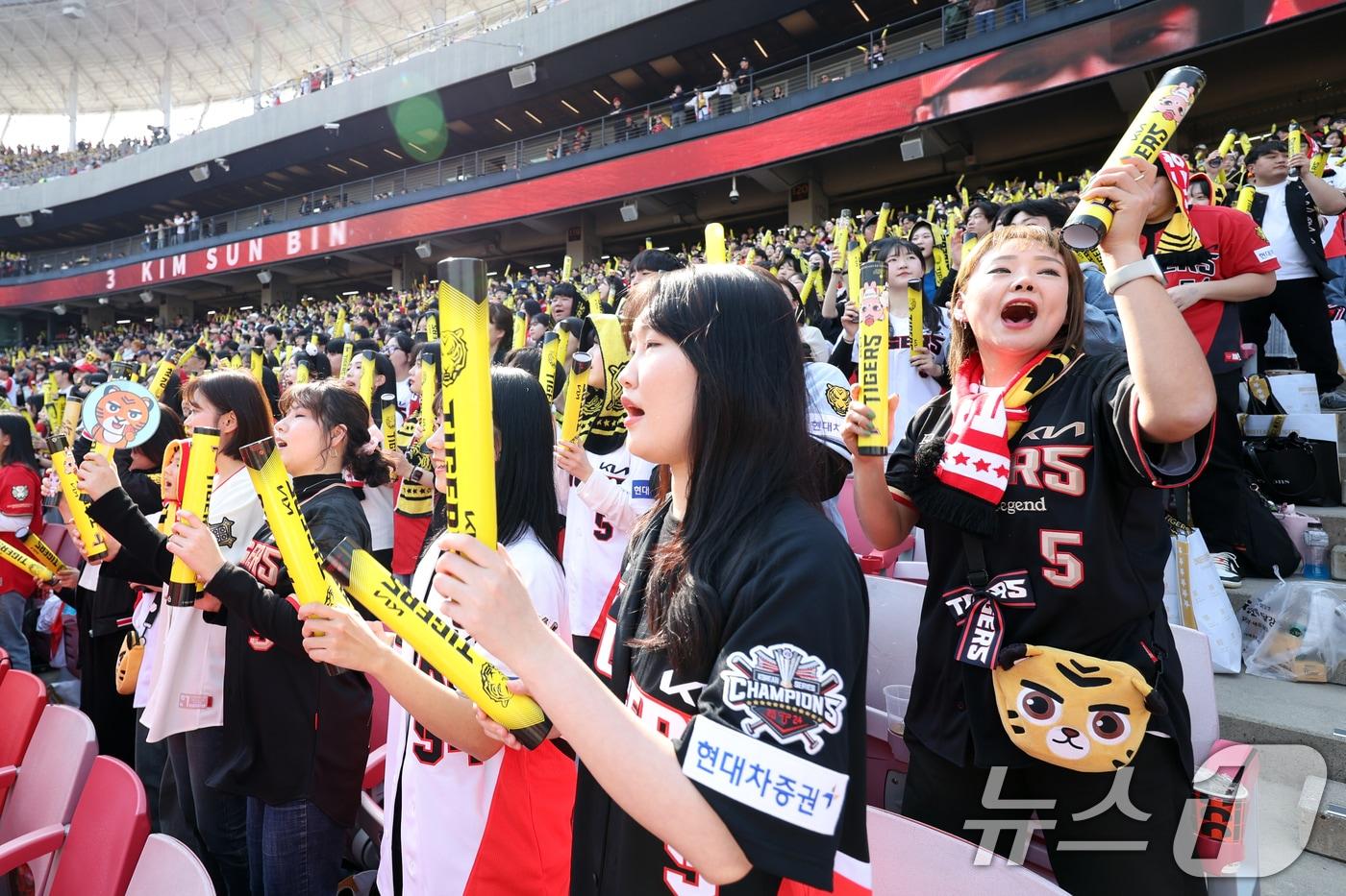 본문 이미지 - 2025 신한 쏠 뱅크 KBO 리그 개막전 KIA 타이거즈와 NC 다이노스의 경기가 열리는 22일 광주 기아챔피언스필드에서 KIA 팬들이 응원을 하고 있다. 2025.3.22/뉴스1 ⓒ News1 이승현 기자