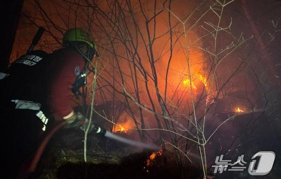 본문 이미지 - 21일 오후 산림청 항공본부 공중진화대원들이 경남 산청군 시천면에서 발생한 산불 확산을 차단하기 위해 밤샘 작업을 하고 있다. (산림청 제공, 재판매 및 DB 금지)