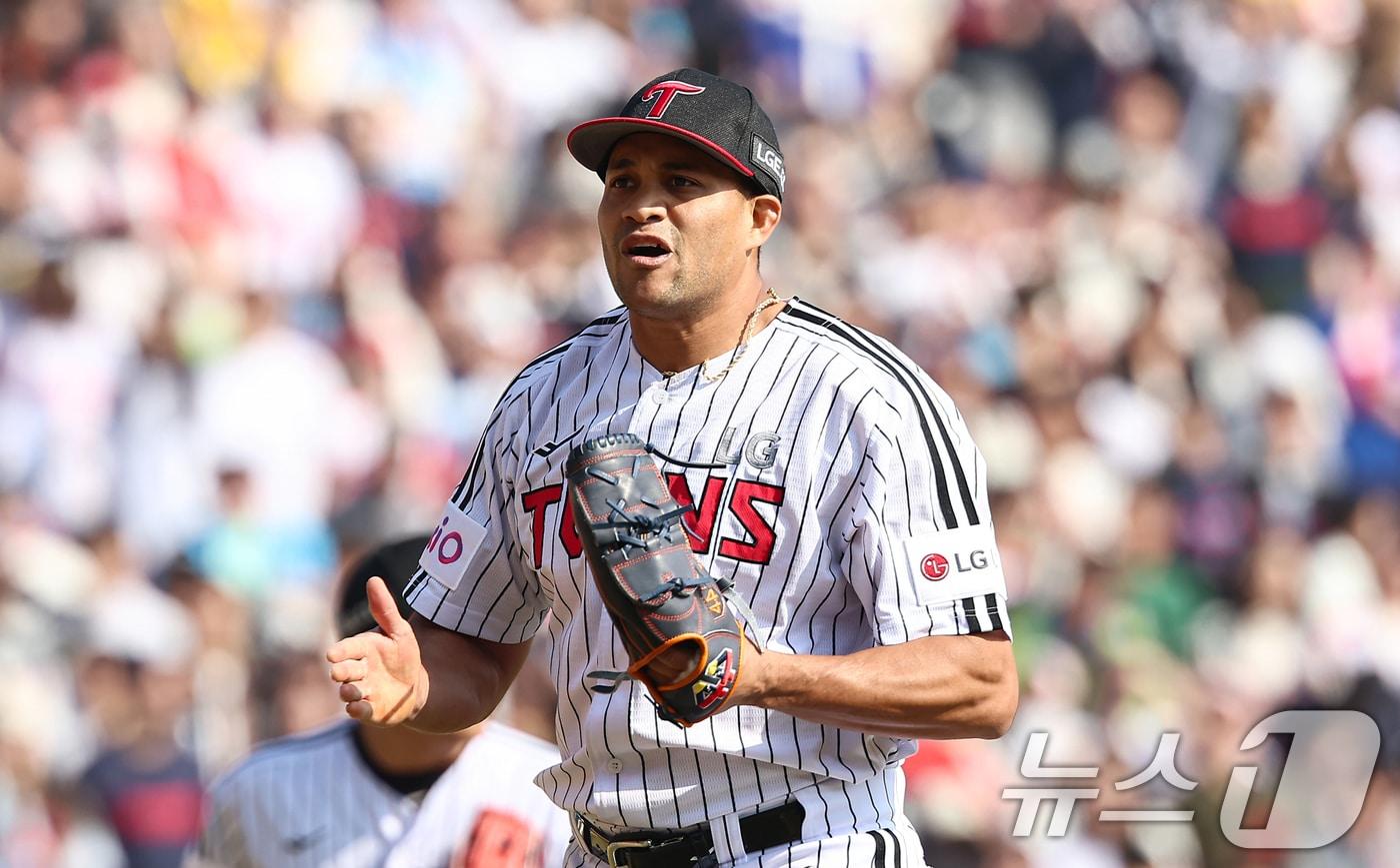 22일 서울 송파구 잠실야구장에서 열린 '2025 신한 SOL 뱅크 KBO리그' 개막전 롯데 자이언츠와 LG 트윈스의 경기, LG 선발투수 치리노스가 4회초 2사 2,3루 상황에서 롯데 황성빈을 플라이 아웃 처리한 뒤 포효하고 있다. 2025.3.22/뉴스1 ⓒ News1 김도우 기자