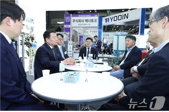 본문 이미지 - 윤석대 한국수자원공사 사장&#40;왼쪽 가운데&#41;이 ‘2025 워터코리아’에서 각계각층의 의견을 나누는 간담회를 갖고 있다.&#40;한국수자원공사 제공.재판매 및 DB금지&#41;/뉴스1
