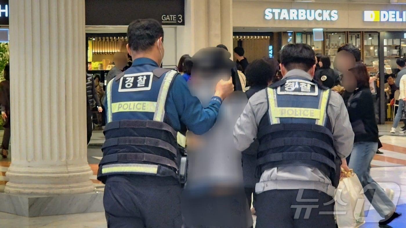 지난 22일 오후 서울 서초구 고속버스터미널에서 80대 남성이 불법촬영을 한 혐의로 경찰에 체포되고 있다. 2025.03.22/ⓒ 뉴스1 권진영 기자