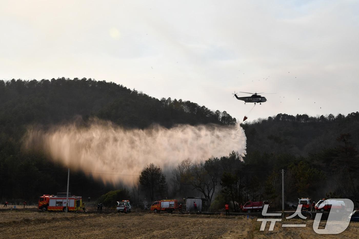 본문 이미지 - 22일 오후 2시59분쯤 경북 포항시 북구 흥해읍 곡강리 산림과 인접한 곳에서 불이 나 신고를 받고 출동한 포항시와 소방당국이 산불진화헬기와 장비 20여대를 투입 진화 작업을 벌이고 있다. 이날 불은 1시간만에 인명 피해 없이 진화됐다. 2025.3.22/뉴스1 ⓒ News1 최창호 기자
