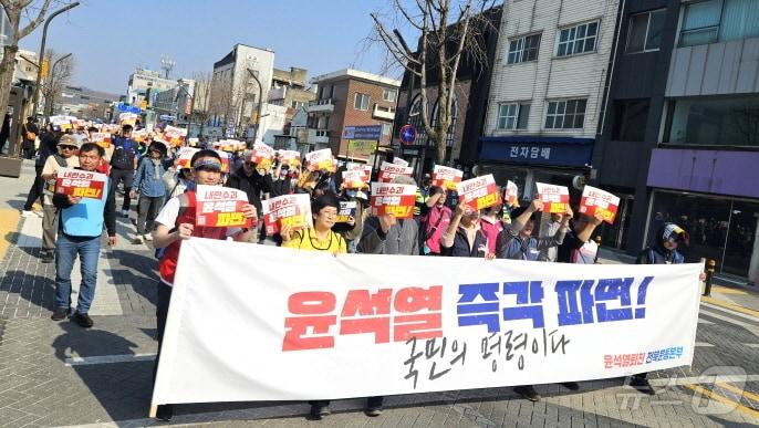 본문 이미지 - 22일 오후 열린 '윤석열 파면 전북도민 대회'에 참석한 전주시민들이 거리행진을 하며 '윤석열 파면'을 외치고 있다.2025.3.22/뉴스1 신준수 기자