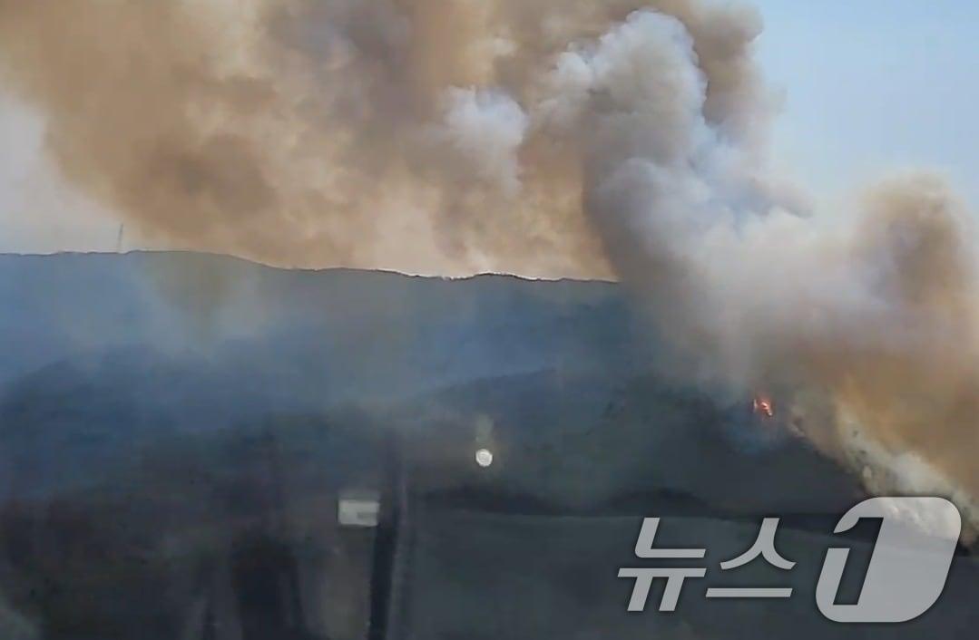 본문 이미지 - 22일 경북 의성군 안평면 괴산리에서 산불이 발생해 연기가 피어오르고 있다. (산림청 제공. 재판매 및 DB금지) 2025.3.22/뉴스1