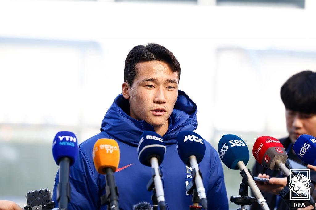 본문 이미지 - 이태석이 22일 용인미르스타디움에서 오는 25일 열리는 요르단과의 경기를 앞두고 훈련 전 취재진과 인터뷰를 하고 있다. (대한축구협회 제공. 재판매 및 DB 금지) 2025.3.22/뉴스1