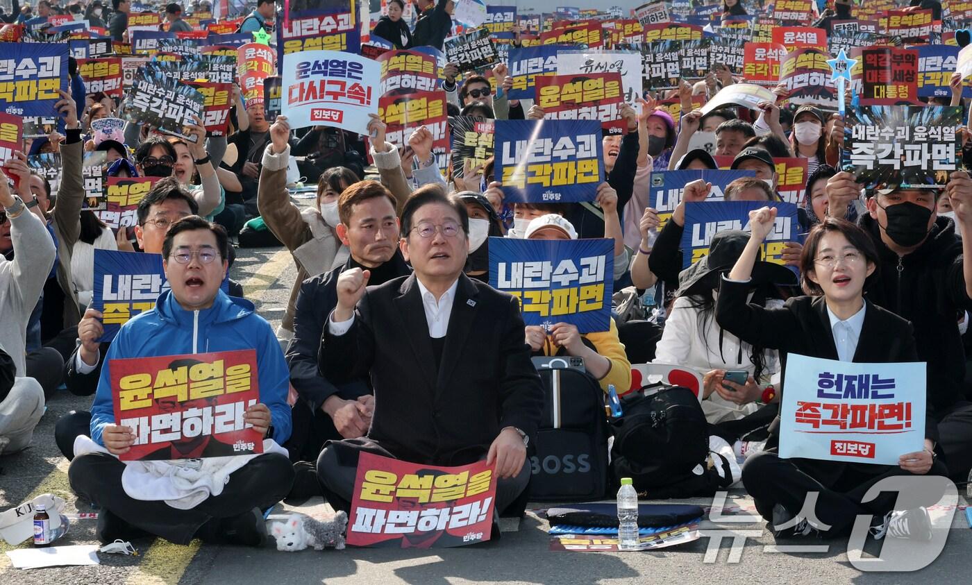 이재명 더불어민주당 대표와 박찬대 원내대표가 22일 서울 광화문 앞에서 열린 야5당 공동 비상시국 대응을 위한 범국민대회에 참석해 윤석열 대통령 탄핵을 촉구하는 구호를 외치고 있다. 2025.3.22/뉴스1 ⓒ News1 박세연 기자