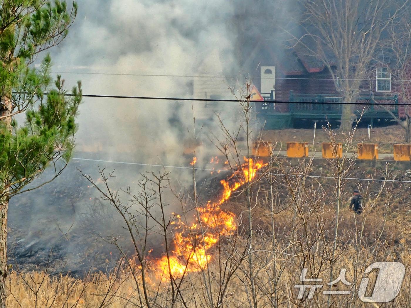 본문 이미지 - 22일 경남 산청 시천면에서 산불이 발생해 이틀째 이어지고 있다. 2025.3.22/뉴스1 ⓒ News1 한송학 기자
