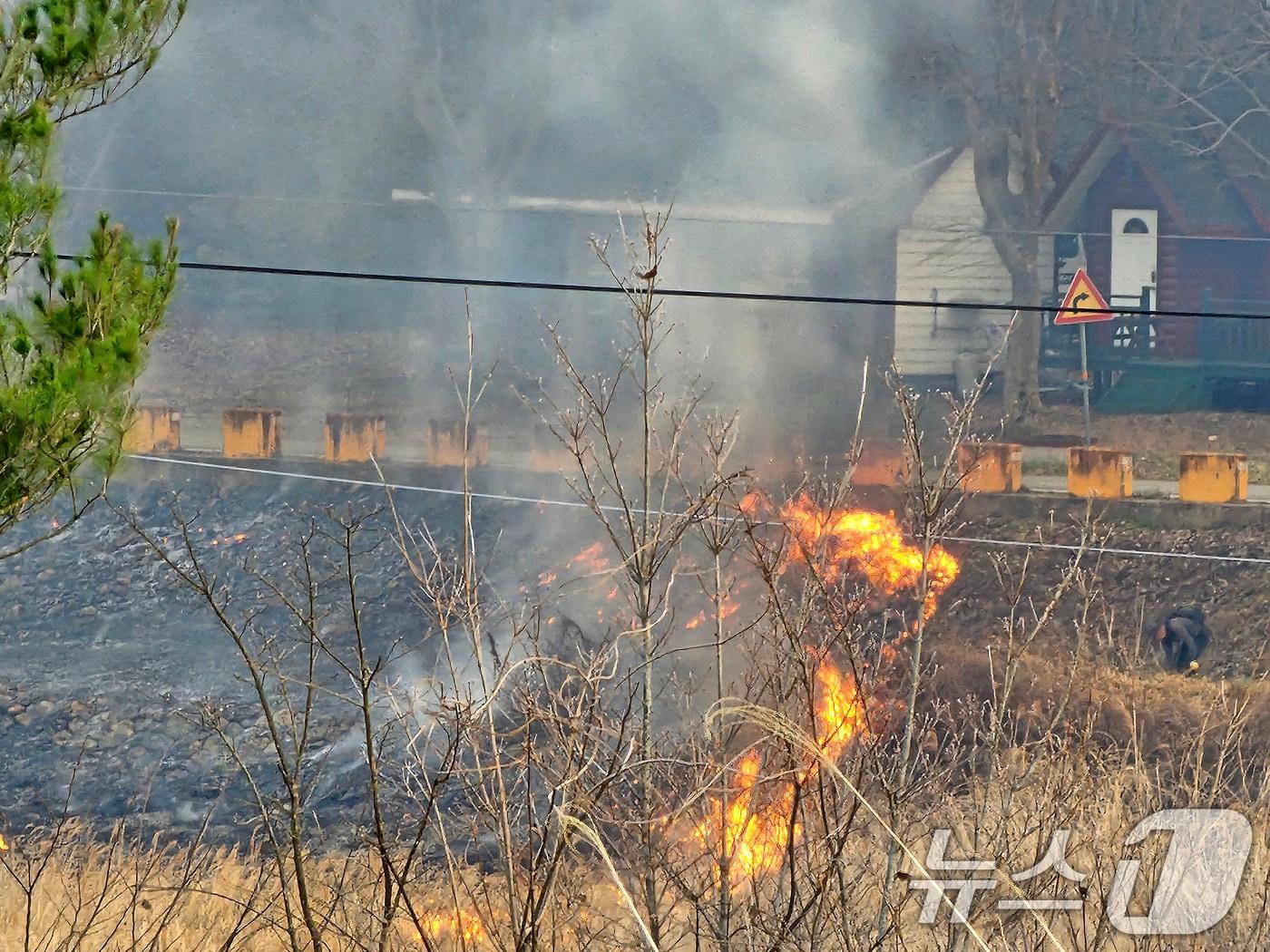 본문 이미지 - 산청 시천면에서 발생한 산불이 민가까지 확산되고 있다. 2025.3.22/뉴스1 ⓒ News1 한송학 기자