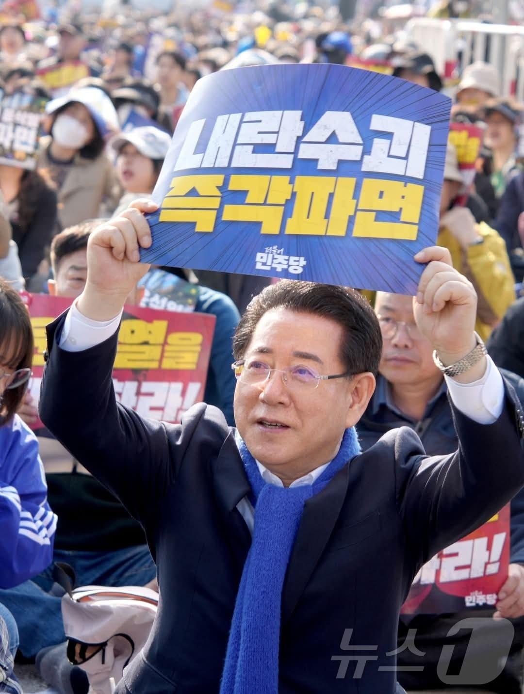 본문 이미지 - 서울 광화문광장에서 열린 윤석열 파면 범국민대회에 참석한 김영록 전남도지사.(김영록 지사 페이스북 갈무리, 재판매 및 DB금지) 2025.3.22/뉴스1