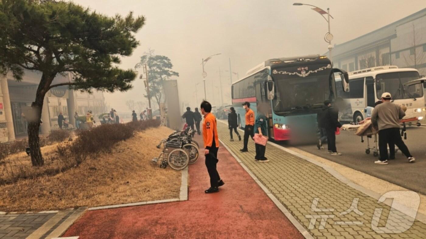 본문 이미지 - 22일 오전 11시 25분쯤 경북 의성군 안평면 괴산리 야산에서 발생한 산불이 바람을 타고 확산되고 있다. 의성군에 있는 한 요양병원에서 입원 환자들이 안전한 곳으로 대피하고 있다. (경북소방본부제공, 재판매 및 DB 금지) 2025.3.22/뉴스1