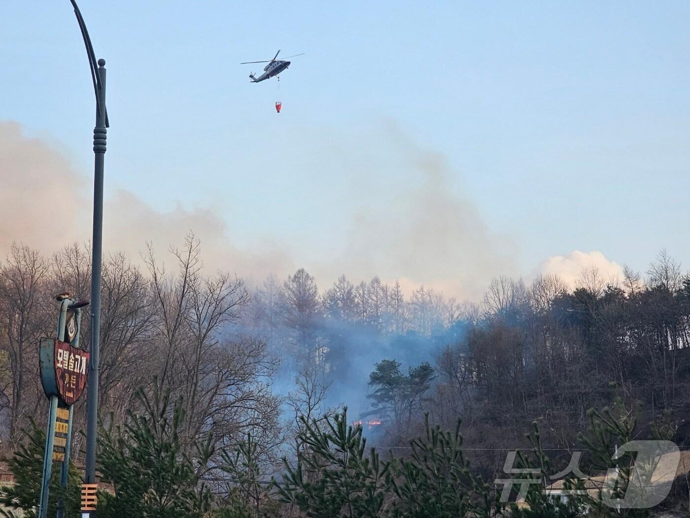 본문 이미지 - 22일 오후 5시 27분쯤 경북 안동시 수상동 한 야산에서 원인을 알 수 없는 산불이 발생해 진화헬기가 불을 진화하고 있다.2025.3.22/뉴스1 신성훈 기자