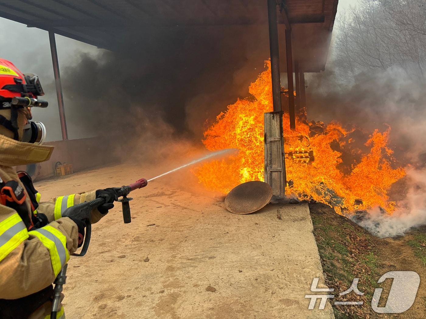 본문 이미지 - 22일 경북 의성군에서 발생한 산불이 민가로 확산되면서 119대원들이 진화작업에 나서고 있다. (경북도소방본부 제공, 재판매 및 DB 금지) 2025.3.22/뉴스1 ⓒ News1 최창호 기자
