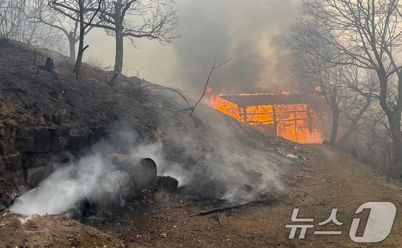 본문 이미지 - 22일 경북 의성군에서 발생한 산불이 민가쪽으로 확산되고 있다. (경북도소방본부 제공, 재판매 및 DB 금지) 2025.3.22/뉴스1 ⓒ News1 최창호 기자
