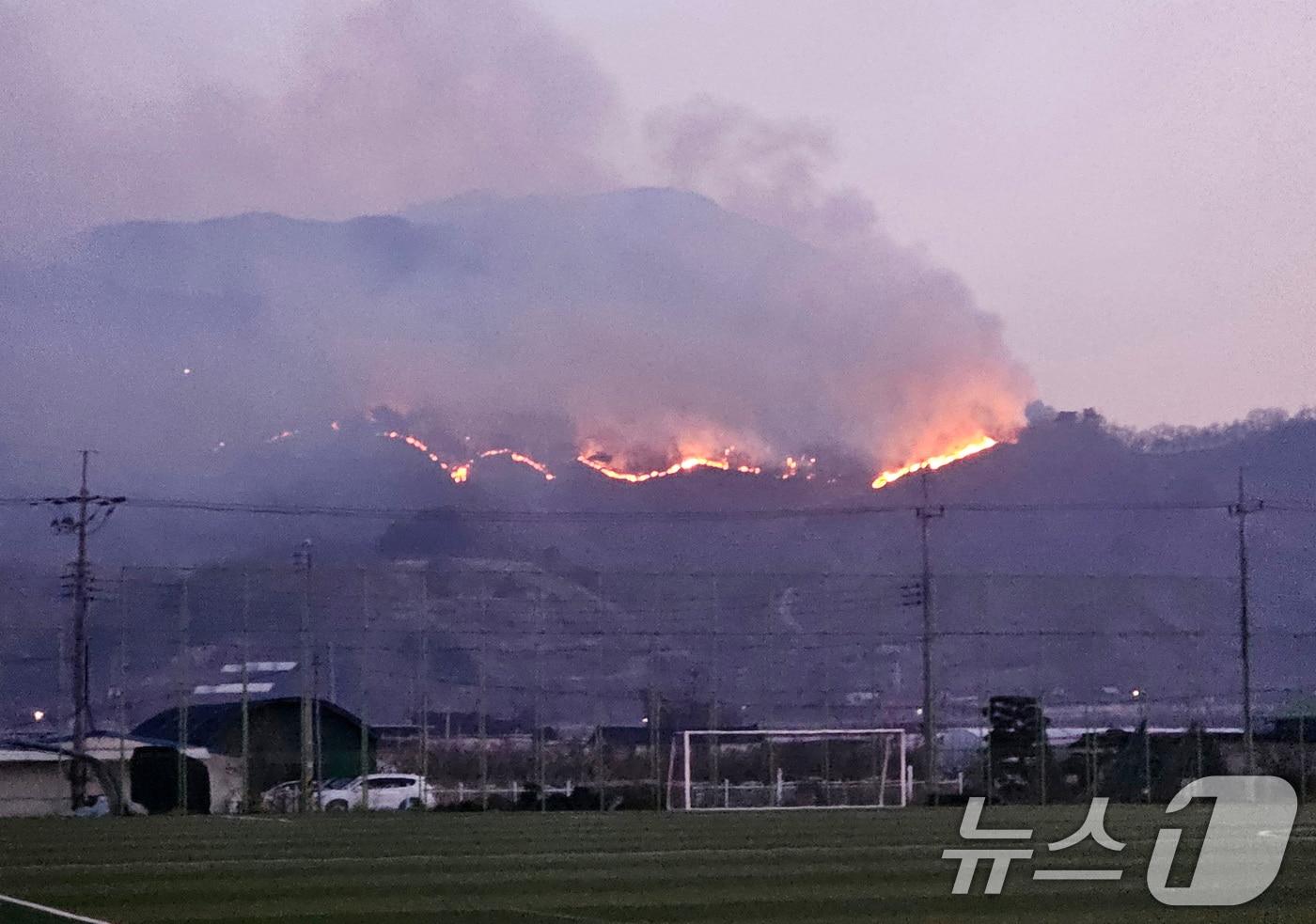 경남 산청 시천면에서 산불이 발생해 이틀째 이어지고 있다. 2025.3.22/뉴스1 ⓒ News1 한송학 기자