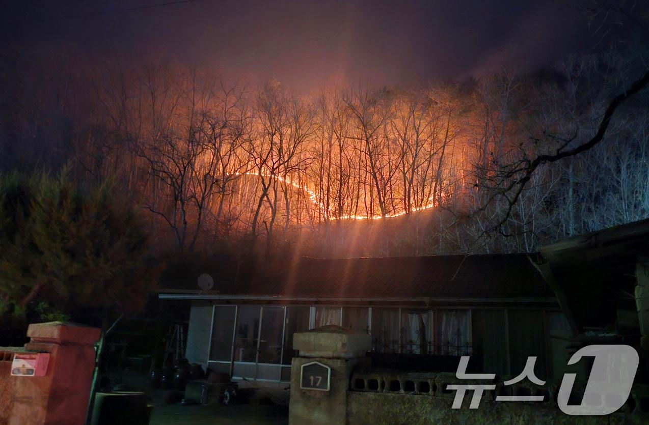 본문 이미지 - 22일 경북 의성군 안평면에서 발생한 산불이 민가쪽으로 확산되고 있다. 2025.3.22/뉴스1 ⓒ News1 신성훈 기자