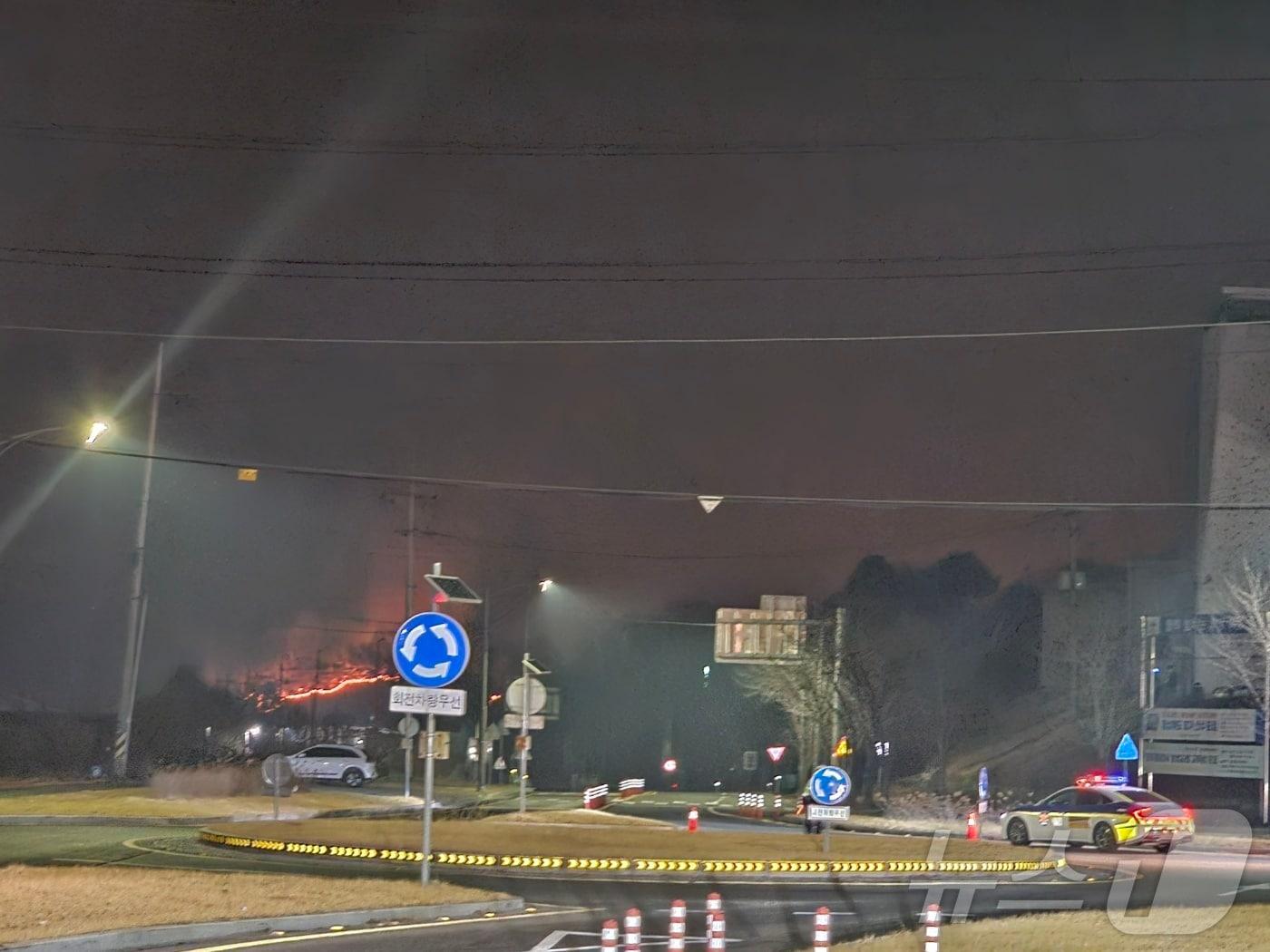 본문 이미지 - 22일 오전 11시 25분쯤 경북 의성군 안평면 괴산리 야산에서 발생한 산불이 바람을 타고 도심 아파트 단지 인근까지 확산했다.2025.3.22/뉴스1 신성훈 기자