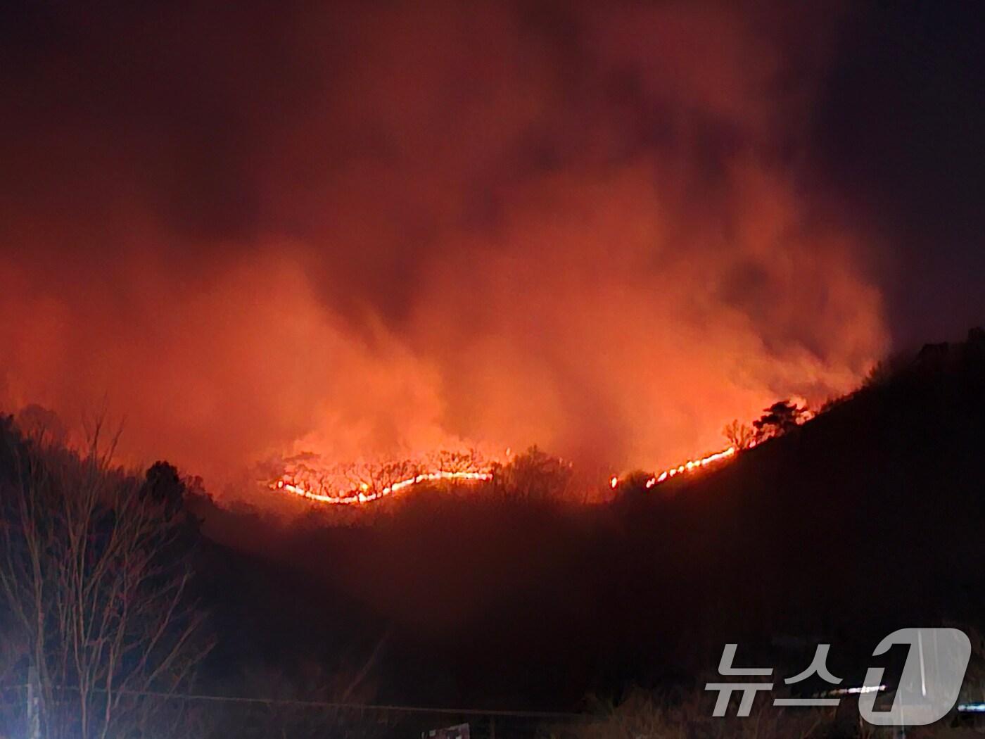 본문 이미지 - 22일 경남 산청 시천면에서 전날 발생한 산불이 밤까지 이어지고 있다. 2025.3.22/뉴스1 ⓒ News1 한송학 기자