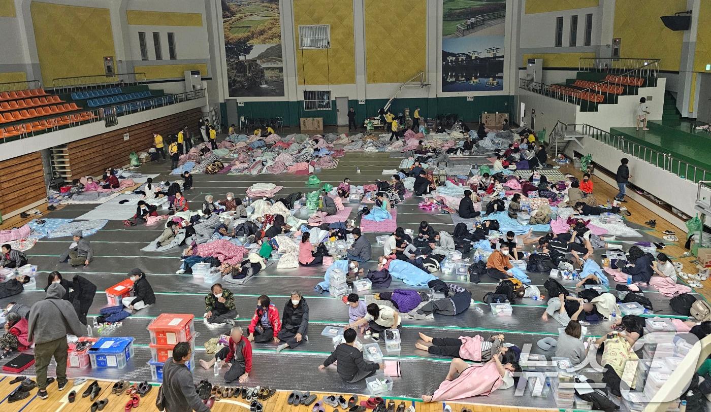 22일 경북 의성군 안평면에서 발생한 산불로 주민 대피령이 내려진 가운데 의성군 군민체육관에 주민 130여명이 대피해 있다. 2025.3.22/뉴스1 ⓒ News1 신성훈 기자