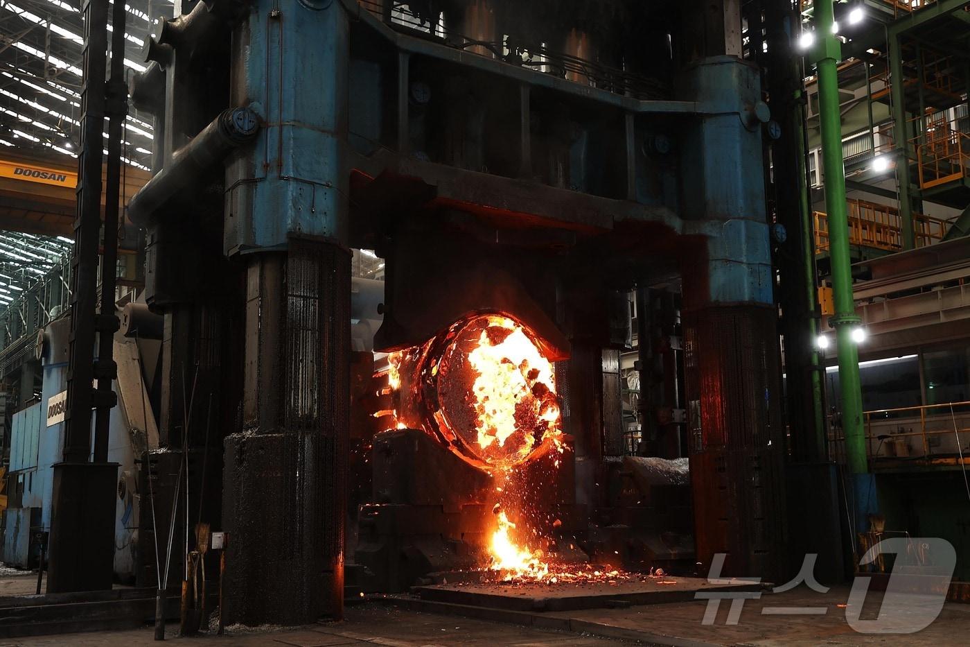 두산에너빌리티 창원본사 단조공장에 설치된 17000톤 프레스기가 신한울 3∙4 주기기 중 하나인 증기발생기 단조 소재 작업을 하고 있는 모습 자료사진&#40;두산에너빌리티 제공&#41;