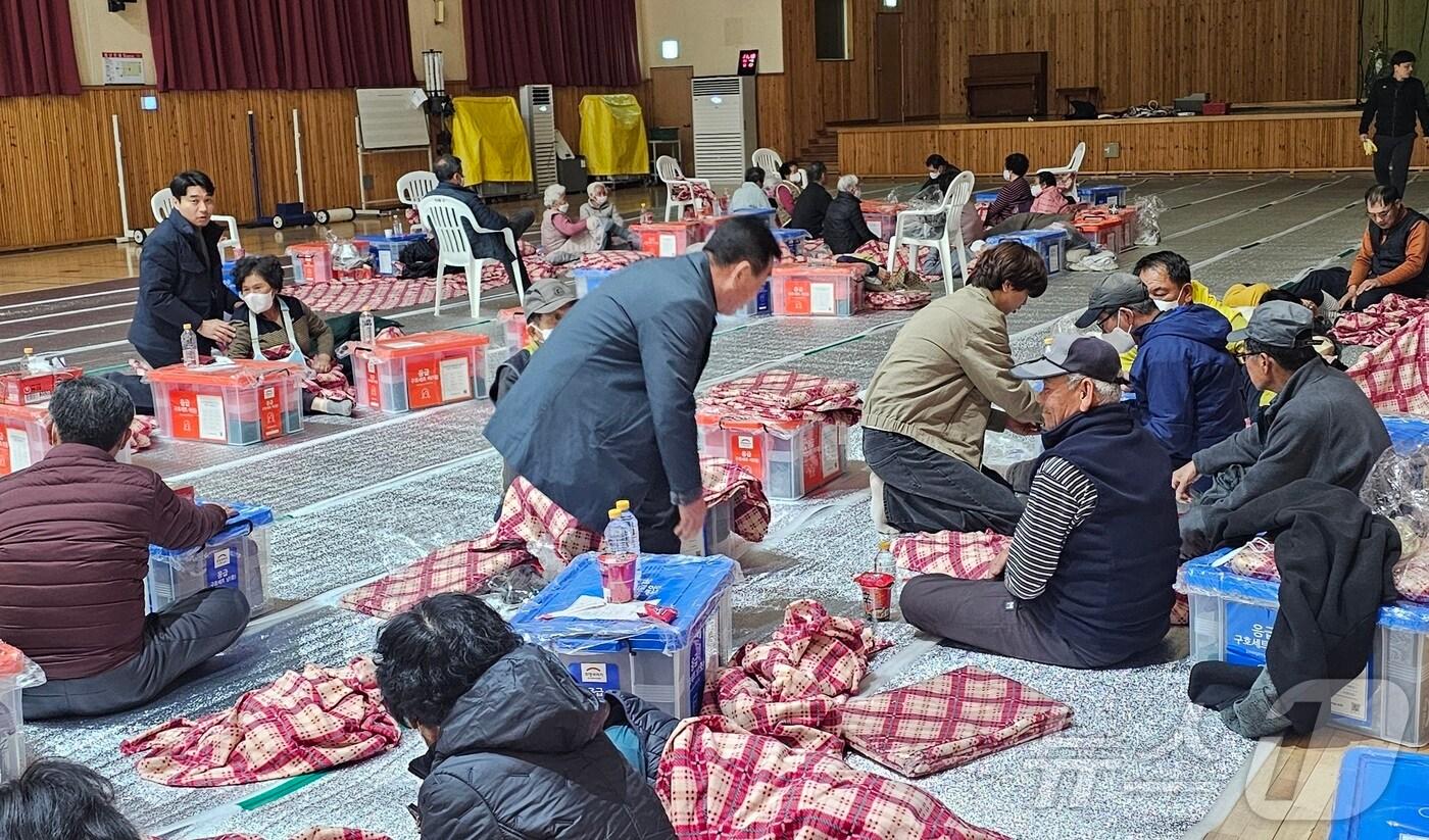 산불이 발생한 산청, 하동군과 인접한 진주시 수곡면 주민들이 23일 진서중학교로 대피했다. 2025.3.23/뉴스1 한송학기