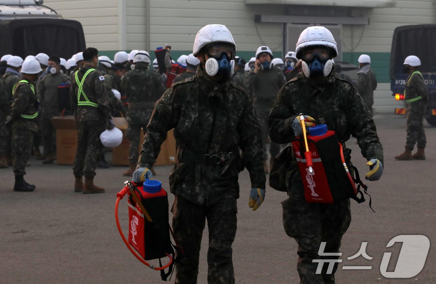 경남 산청 대형 산불이 사흘째로 접어든 23일 오전 산청군 시천면에서 39사단 장병들이 산불 진화작업을 준비하고 있다. 2025.3.23/뉴스1 ⓒ News1 윤일지 기자