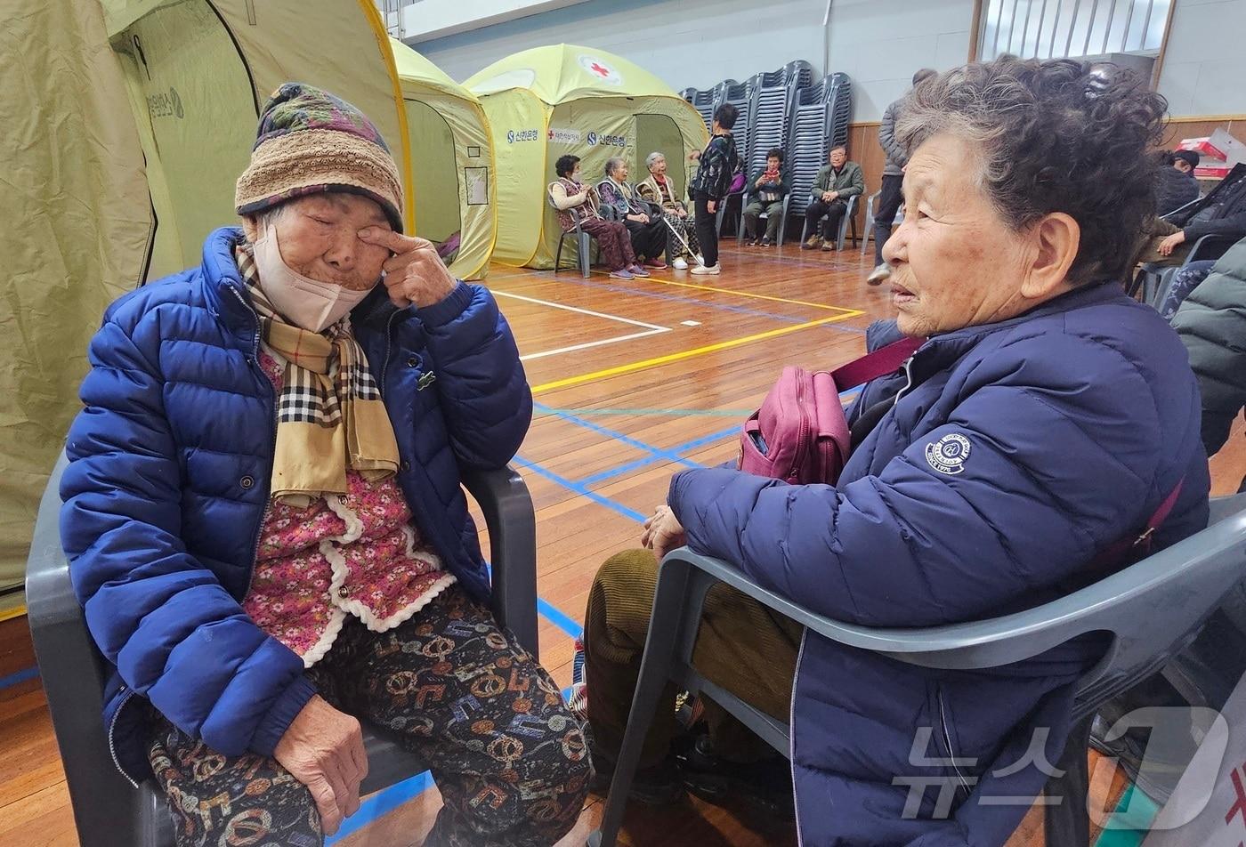산청 시천면 원리 국동마을 김필순씨(왼쪽)와 황선효씨가 산불 진화 중 사망한 대원들을 위로하면 눈물을 훔치고 있다. 2025.3.23/뉴스1 한송학기자