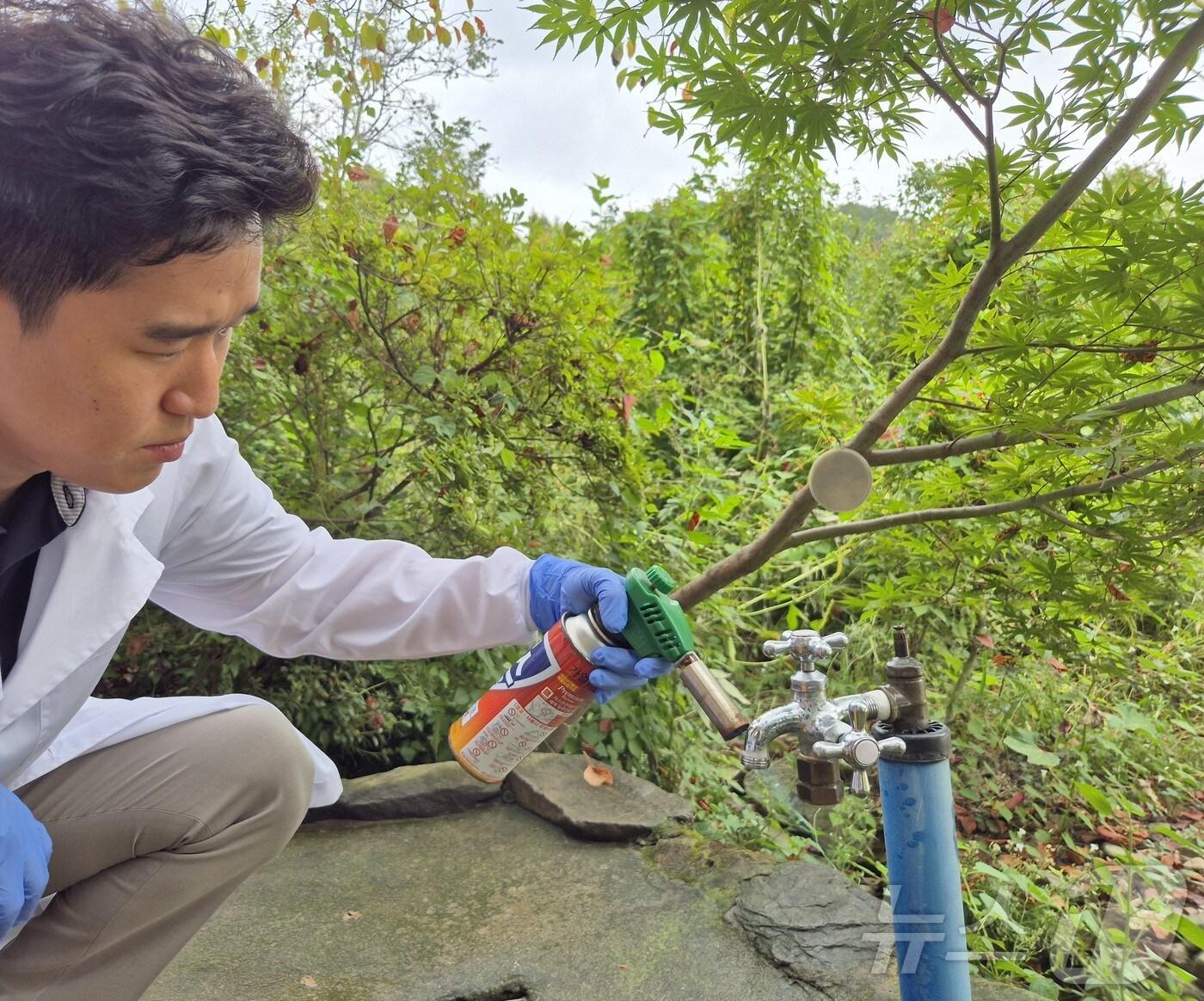본문 이미지 -  강수량이 50㎜ 이상이면 약수터 오염 가능성이 커지는 것으로 조사됐다. 사진은 약수터 관리 시연.(충북보건환경연구원 제공. 재판매 및 DB금지)/뉴스1