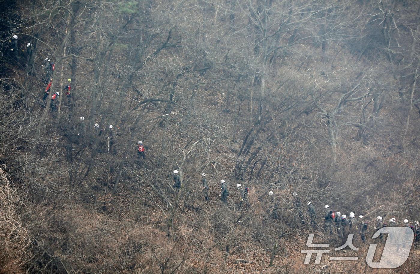 경남 산청 대형 산불이 사흘째로 접어든 23일 오전 산청군 시천면에서 39사단 장병들이 산불 현장에 투입되고 있다. 2025.3.23/뉴스1 ⓒ News1 윤일지 기자