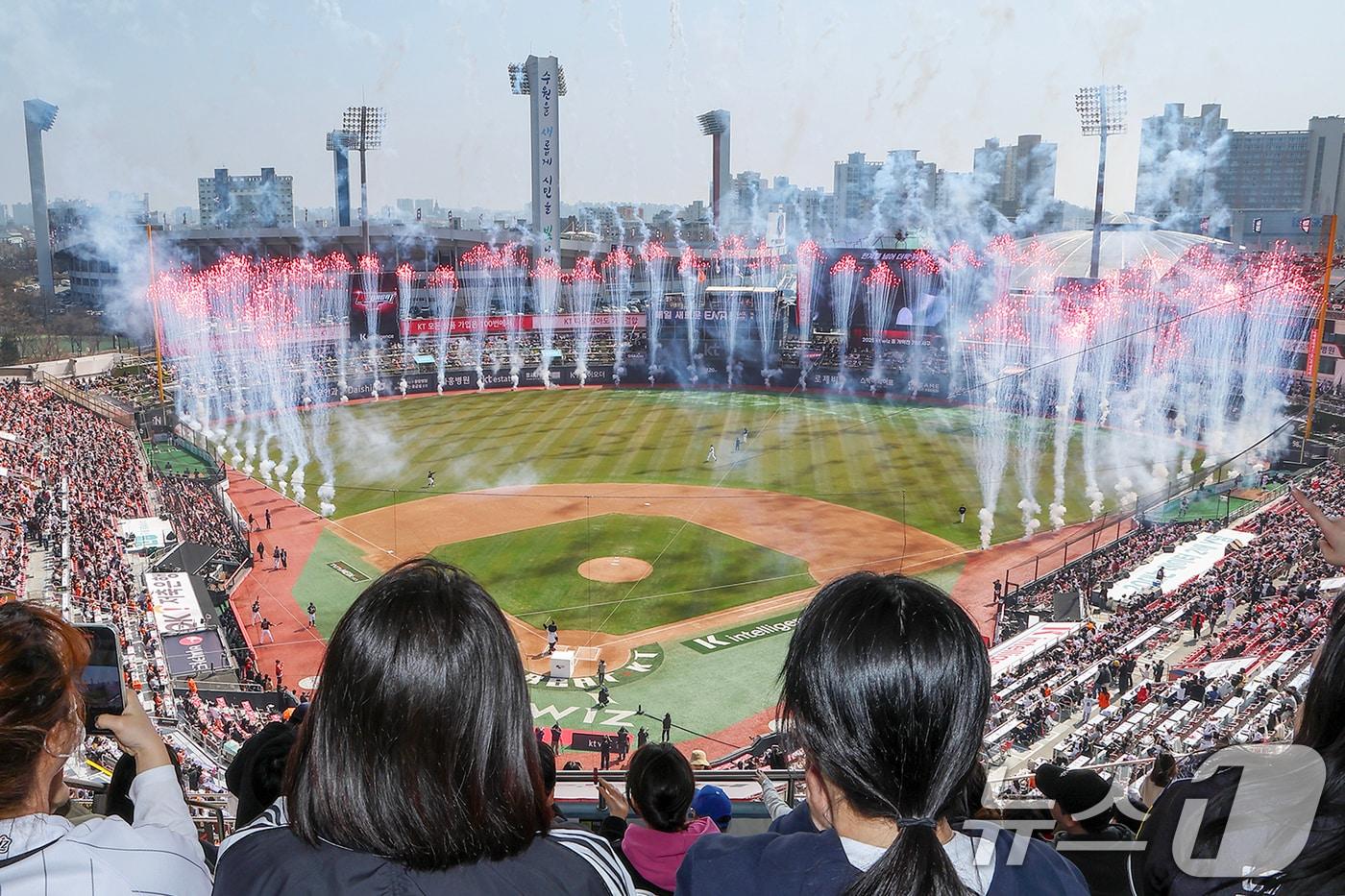 본문 이미지 - KT가 새로운 AI 마스터 브랜드인 'K intelligence'(케이 인텔리전스)를 출시한다고 23일 밝혔다. KT는 새로운 브랜드 출시에 맞춰 수원 KT위즈파크를 ‘AI 스타디움’으로 새롭게 단장했다. (KT 제공, 재판매 및 DB 금지) 2025.3.23/뉴스1 ⓒ News1 민경석 기자