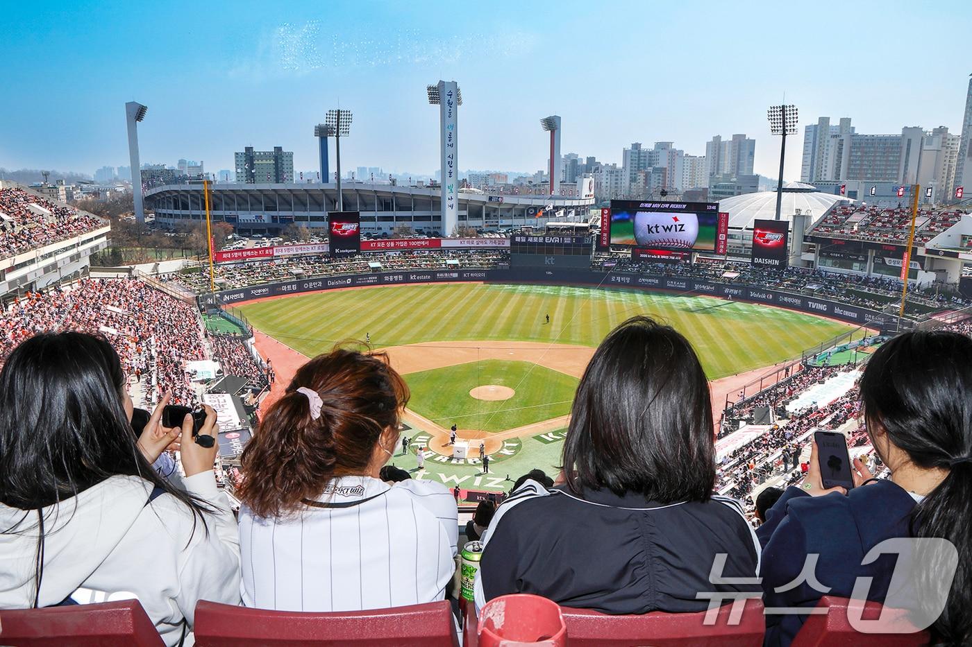 본문 이미지 - 프로야구 5개 구장이 이틀 연속 매진을 달성했다. (KT 제공) 2025.3.23/뉴스1 ⓒ News1 민경석 기자