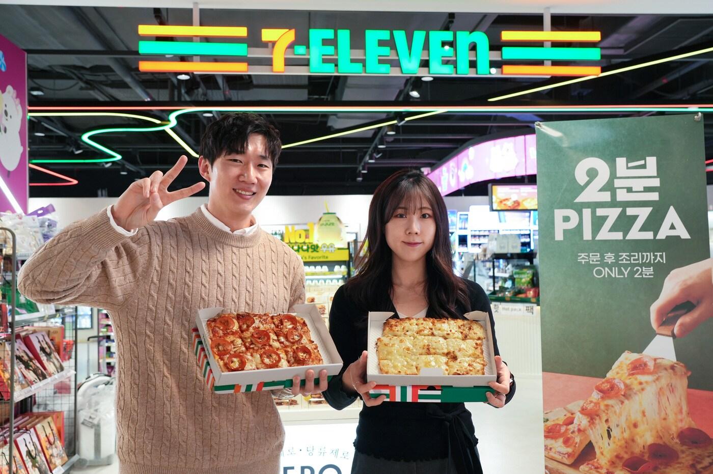 본문 이미지 - 모델들이 세븐일레븐 2분피자를 소개하는 모습.(세븐일레븐 제공)