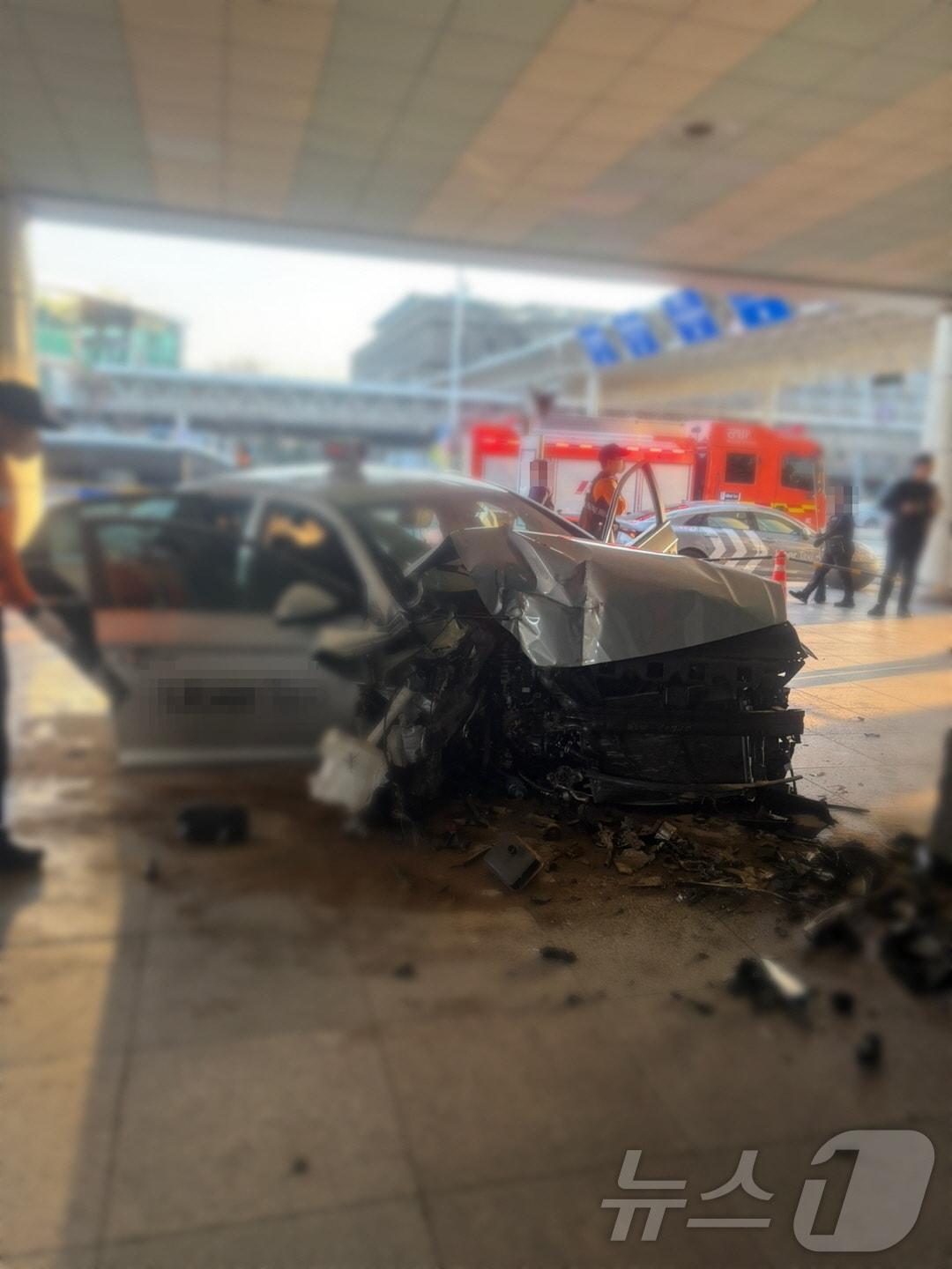 본문 이미지 - 23일 오전 6시30분쯤 김해공항 국내선 1번 출구에서 승객을 태운 뒤 출발하는 택시가 갑자기 인도로 돌진하는 사고가 발생했다(강서경찰서 제공. 재판매 및 DB 금지)