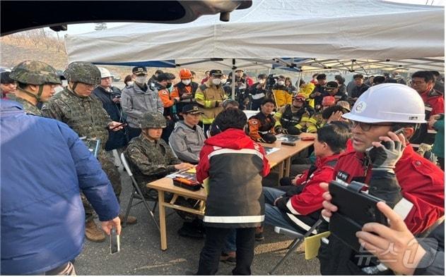 본문 이미지 - 전날 울산 울주에서 발생한 산불로 울산소방본부와 울산시 등 유관기관은 23일 오전 5차 산불상황판단회의를 열고 있다.(울산광역시제공. 재판매 및 DB 금지)